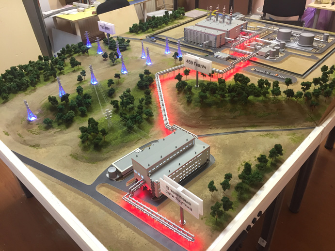 Освещение линий электропередач и трубопроводов синим и красным светом на макете ГРЭС-2 для РусГидро